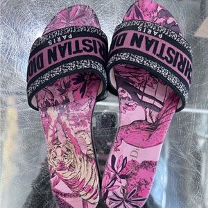 EUC🌸CHRISTIAN DIOR🌸PINK LOGO SLIDES